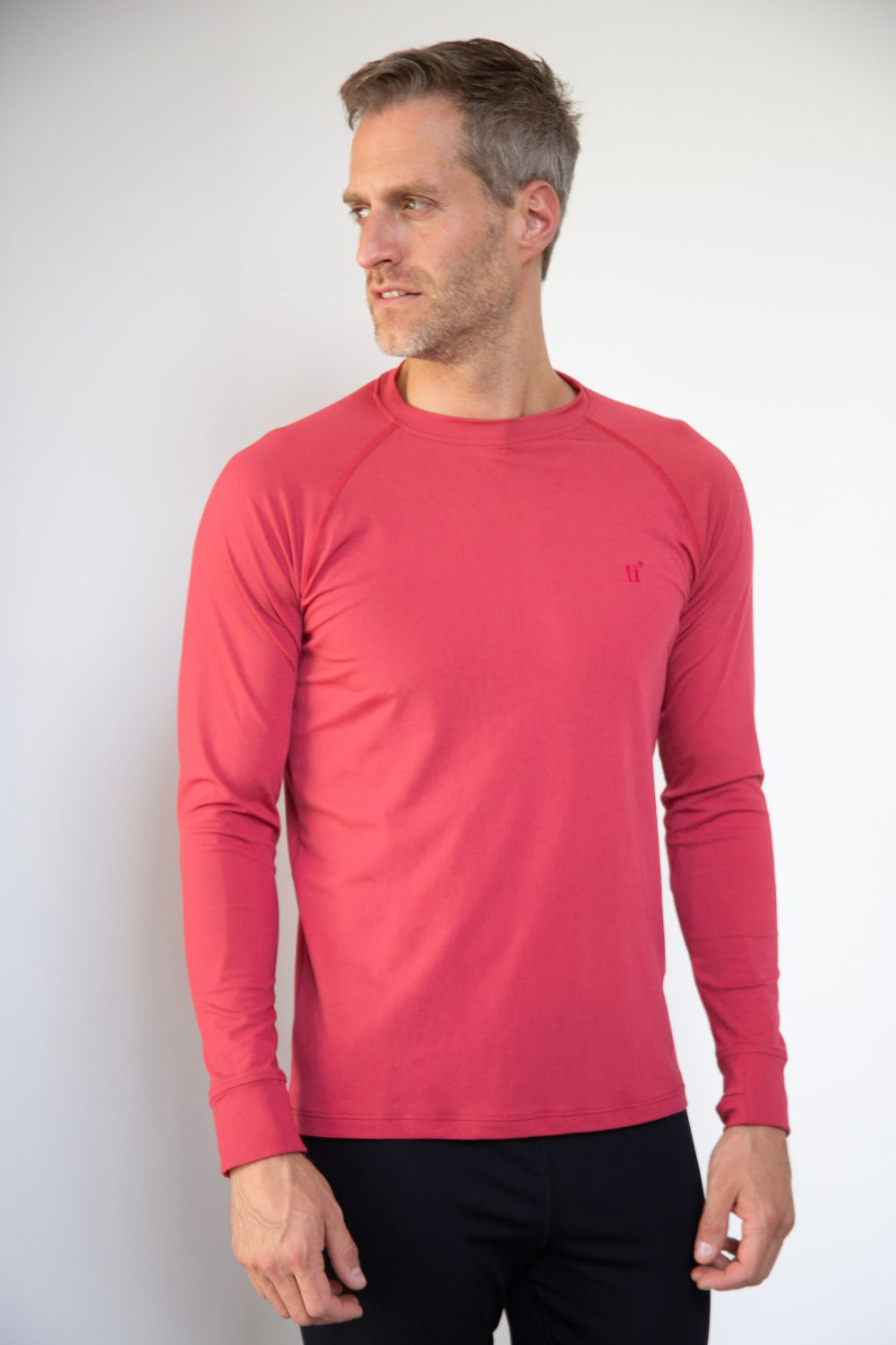 T-shirt de bain anti-UV rouge pour homme, léger et respirant avec protection UPF 50+ pour activités aquatiques.