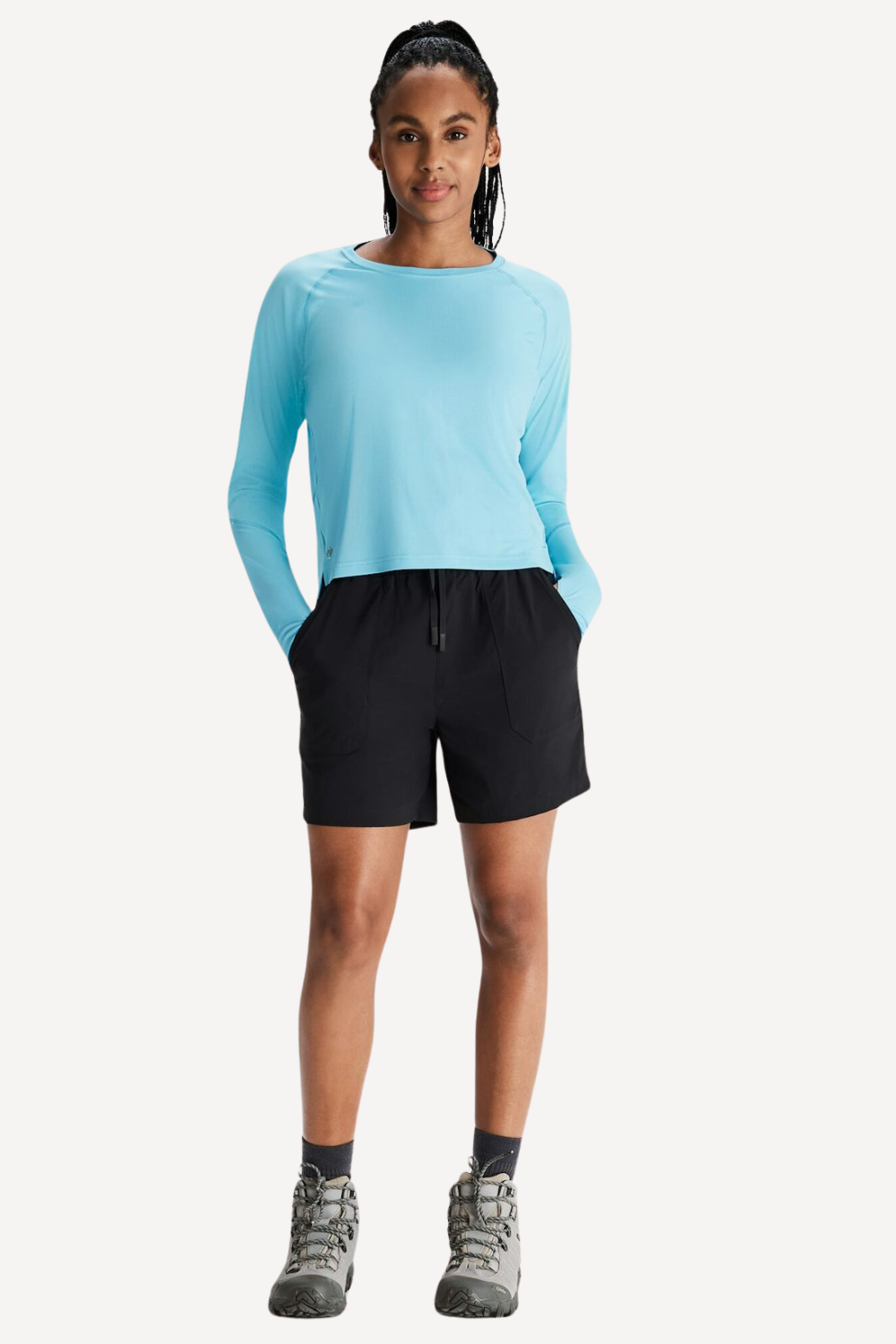T-shirt anti-UV bleu clair UPF50+ pour femme, léger et respirant, idéal pour les randonnées estivales.