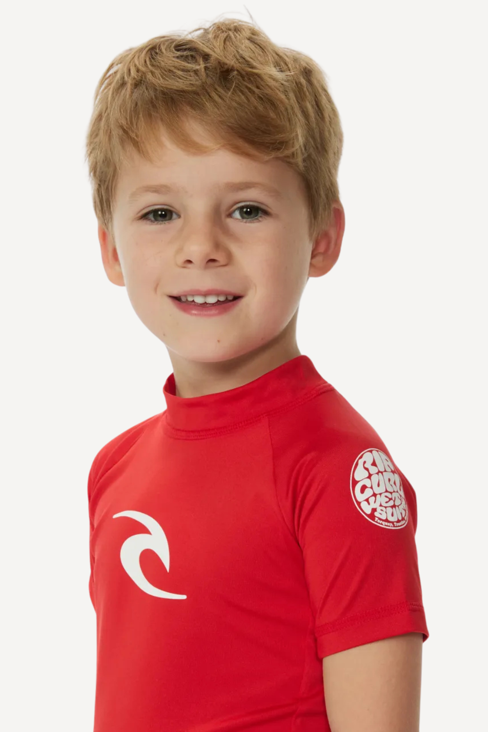 T-shirt de bain anti-UV rouge pour garçon, léger et UPF 50+, idéal pour les activités aquatiques.