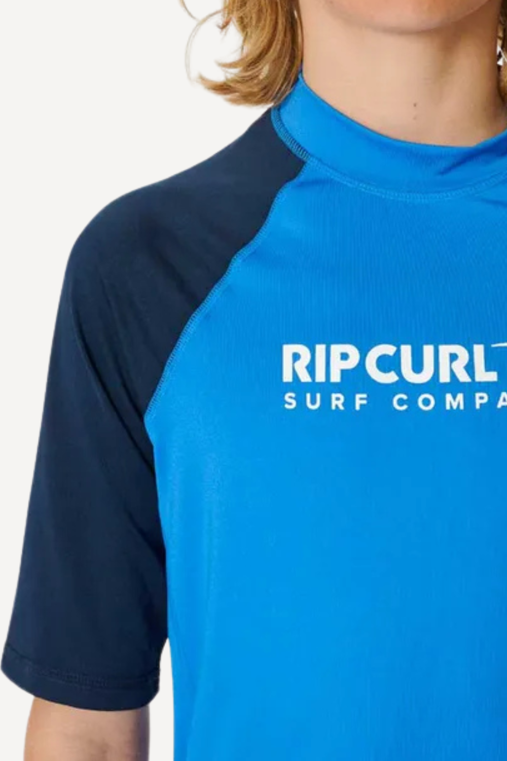 T-shirt de bain anti-UV bleu pour garçon, UPF 50+, idéal pour les activités aquatiques avec confort.