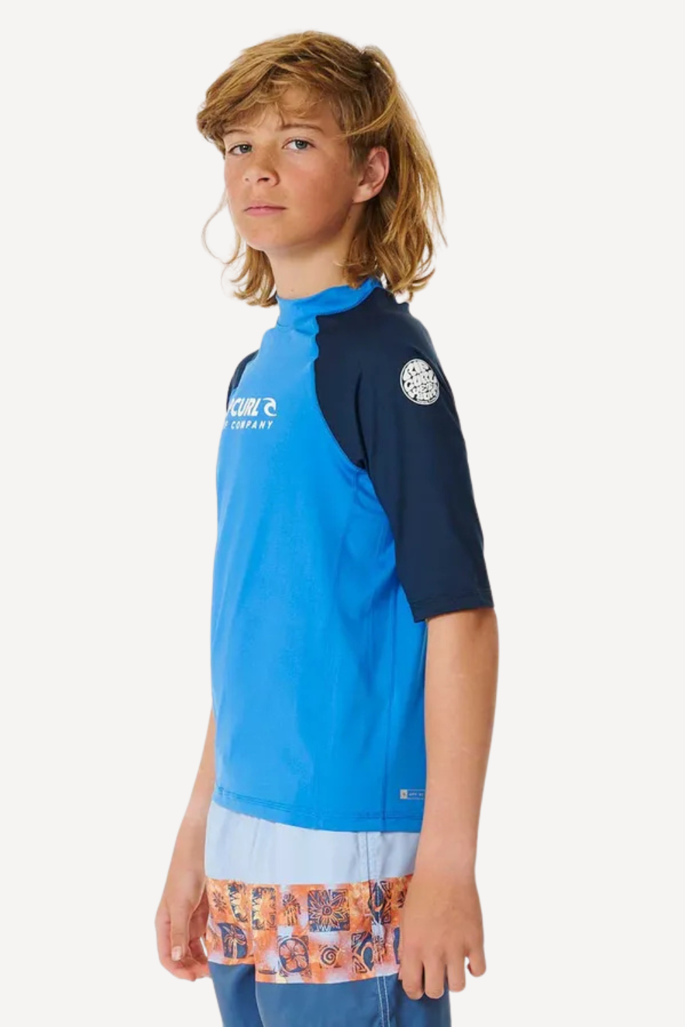 T-shirt de bain anti-UV bleu pour garçon, léger et respirant, avec protection UPF 50+ pour sports aquatiques.
