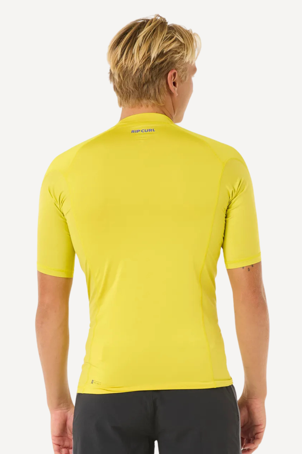 T-shirt de bain anti-UV jaune pour homme, UPF 50+, idéal pour les activités aquatiques et la protection solaire.