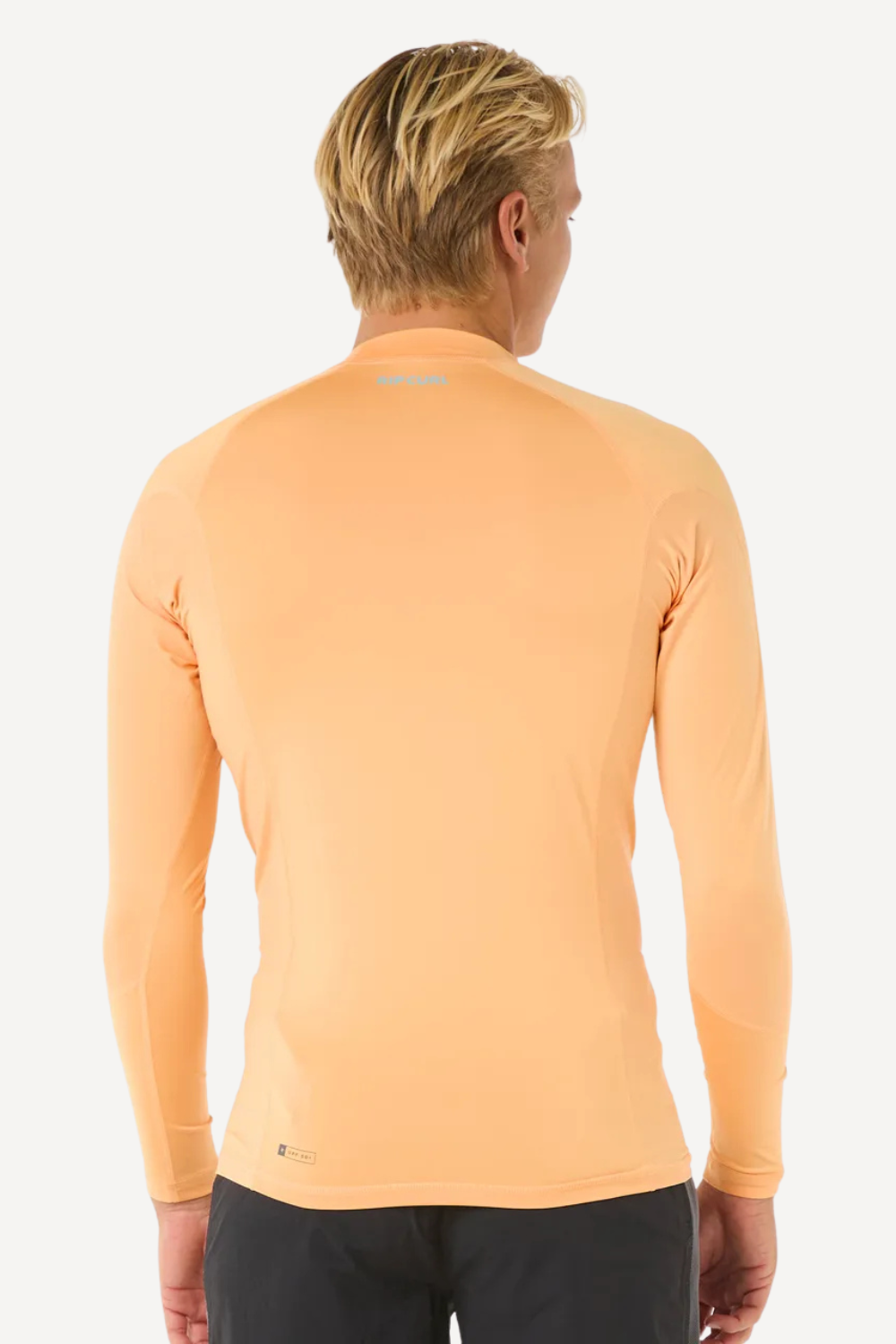 T-shirt de bain anti-UV à manches longues pour homme, couleur pêche, certifié UPF 50+ pour une protection solaire.