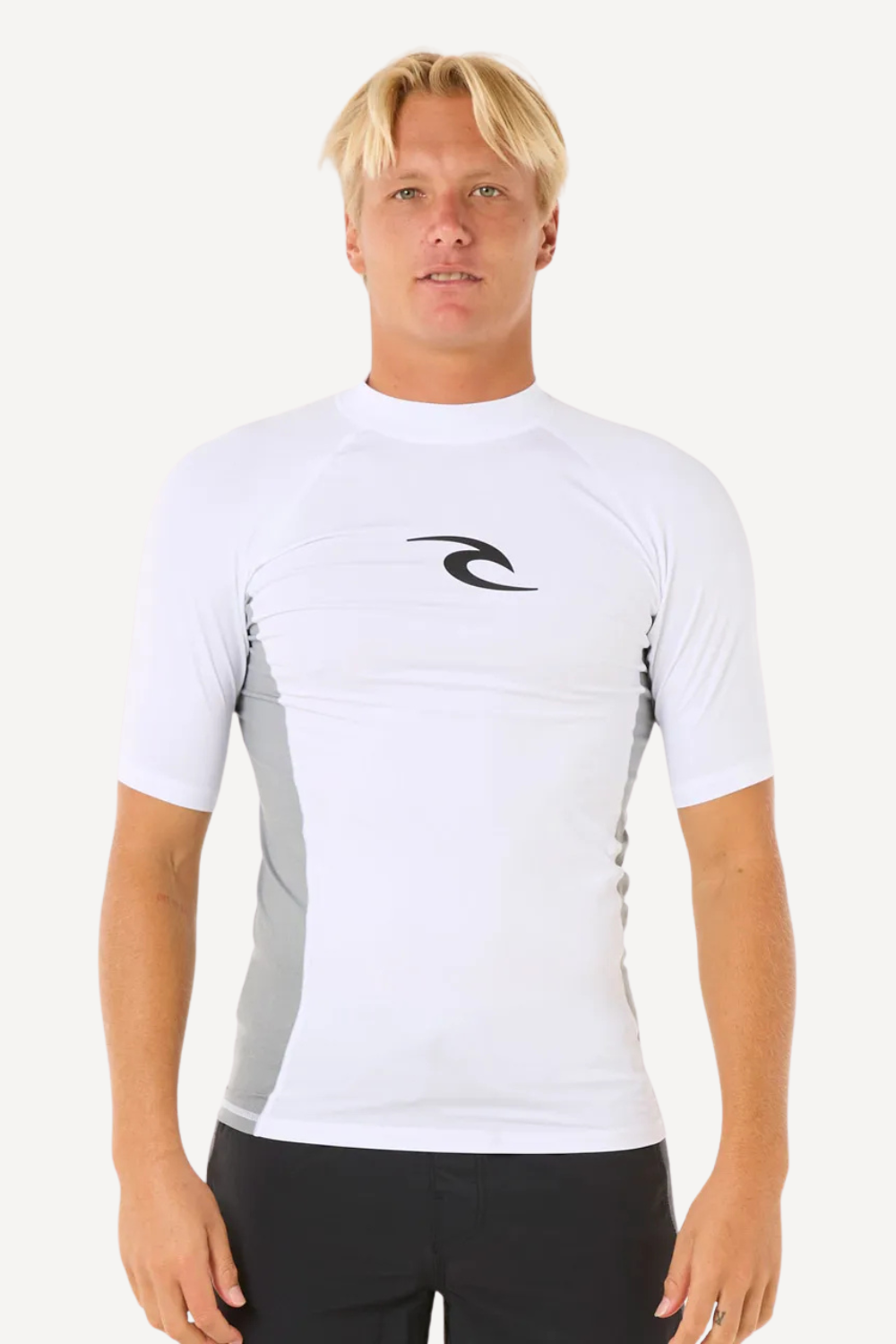 Lycra anti-UV blanc à manches courtes pour homme, UPF 50+, idéal pour sports aquatiques ensoleillés.