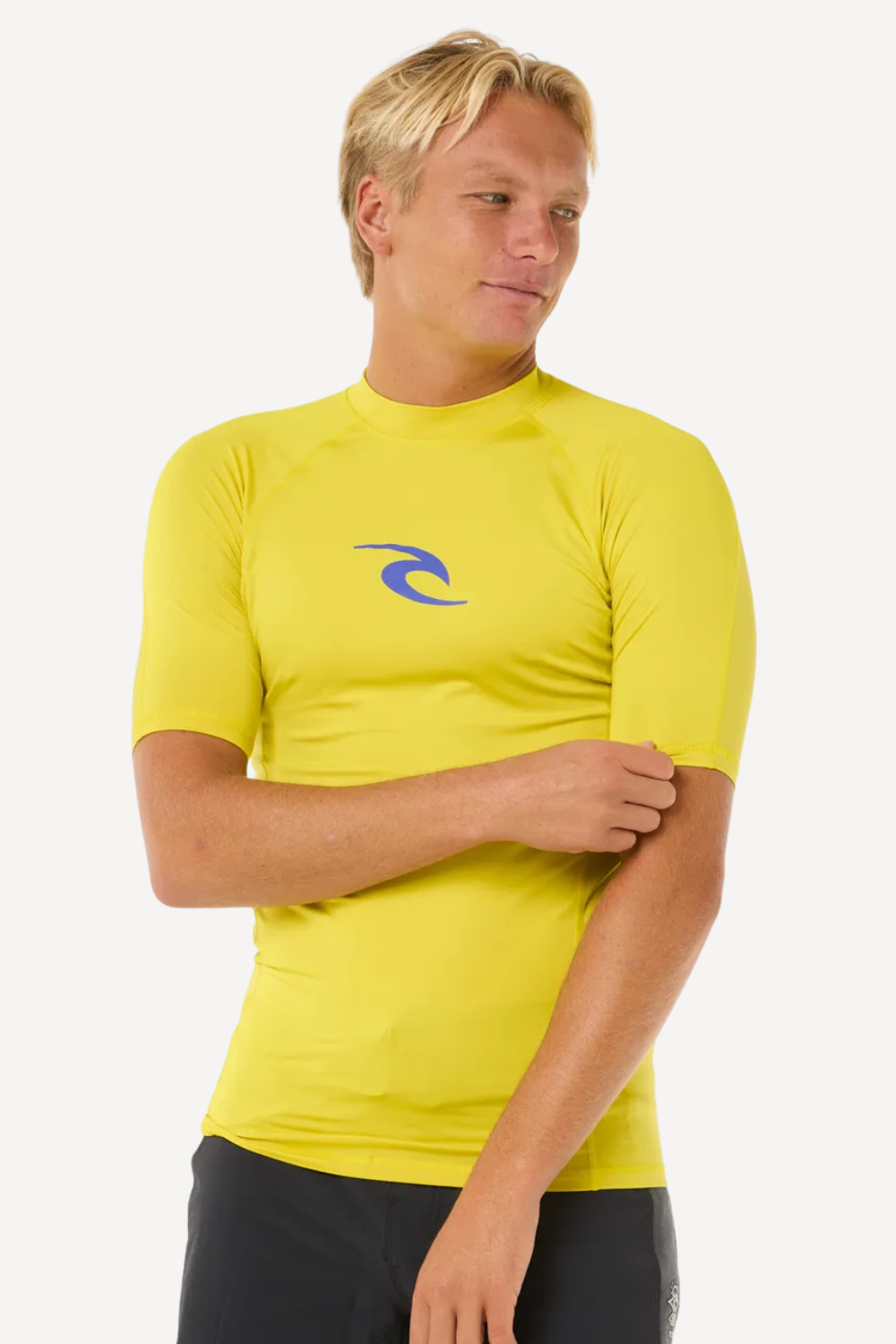 T-shirt de bain anti-UV jaune pour homme, confortable, UPF 50+ idéal pour activités aquatiques et protection solaire.