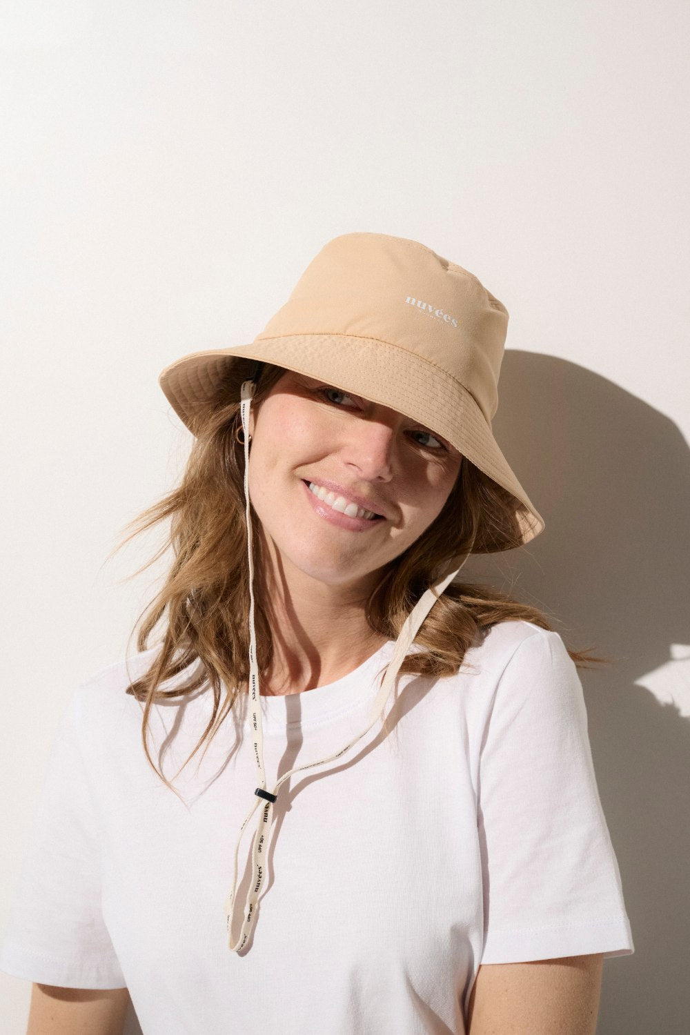 Bob anti-UV beige pour femme, avec panneau de protection solaire amovible pour activités extérieures.