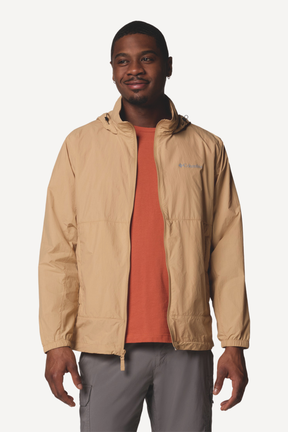 Veste anti-UV beige pour homme, légère et imperméable, offrant protection solaire UPF 50+.
