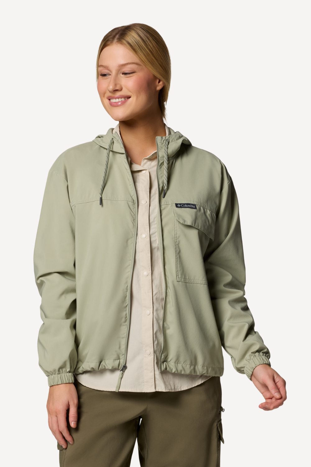 Veste anti-UV verte pour femme, UPF 50+, légère et résistante à l'eau, parfaite pour les aventures en extérieur.