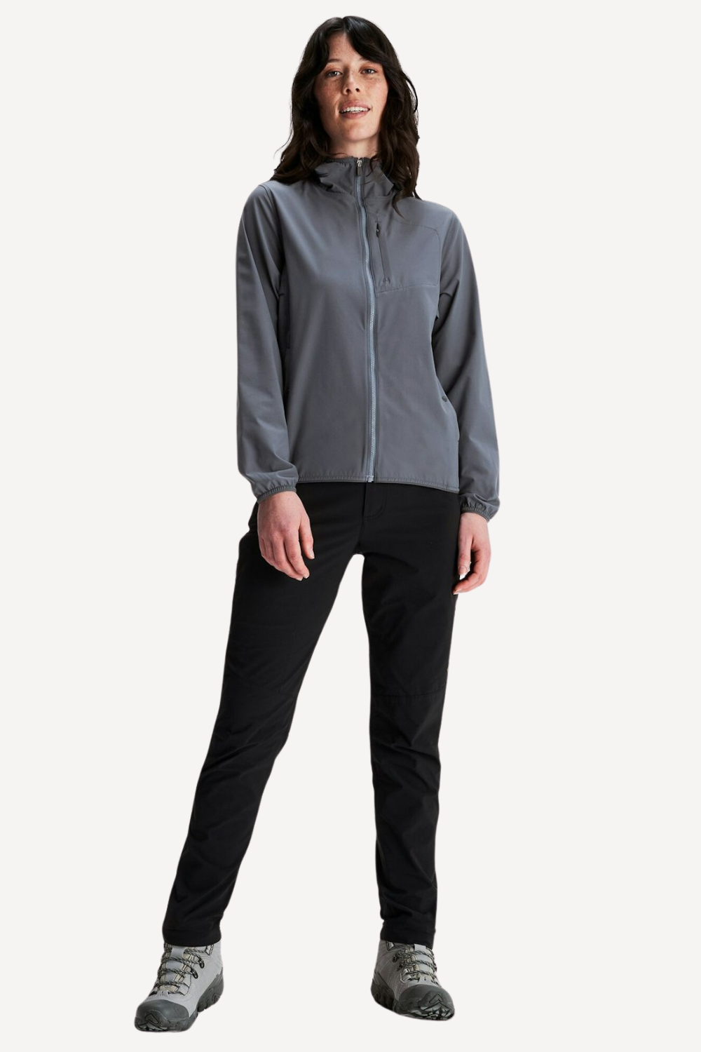 Veste anti-UV grise pour femme, légère et respirante, offrant protection solaire UPF 50+ lors de randonnées.