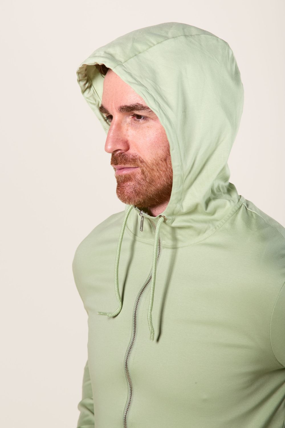 Sweat-shirt anti-UV homme à capuche couleur Herbe Fraîche, certifié UPF 50+ pour protection solaire.