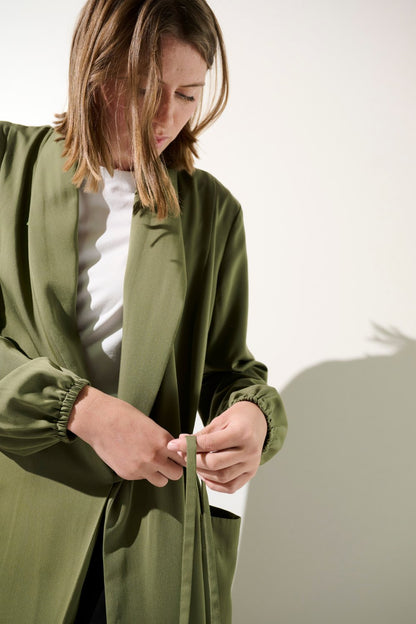 Kimono anti-UV - Rimini vert olive pour femme, léger et élégant, parfait pour se protéger du soleil.