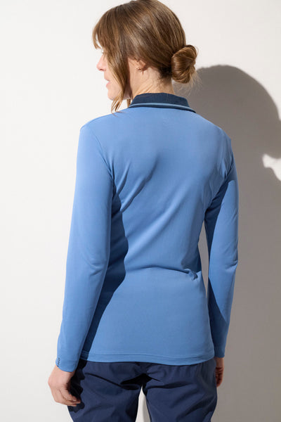 Polo anti-UV bleu pour femme, léger et respirant, offrant protection solaire UPF 50+ pour activités extérieures.