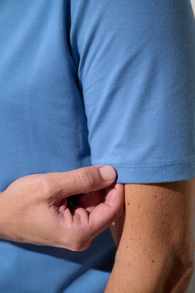 T-shirt anti-UV bleu UPF50+, manches courtes pour homme, idéal pour une journée décontractée au soleil.