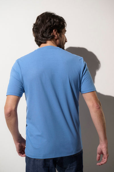 T-shirt anti-UV bleu pour homme, UPF 50+, léger et confortable pour une protection solaire quotidienne.