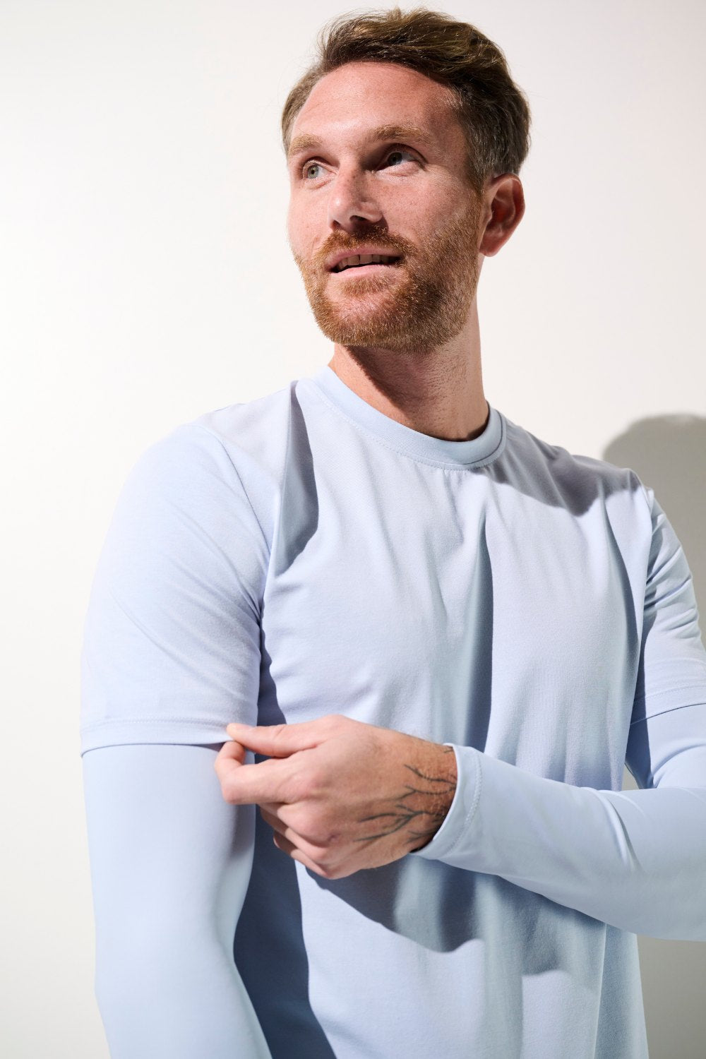 T-shirt anti-UV bleu clair pour homme, léger et respirant, UPF 50+, idéal pour la protection solaire.