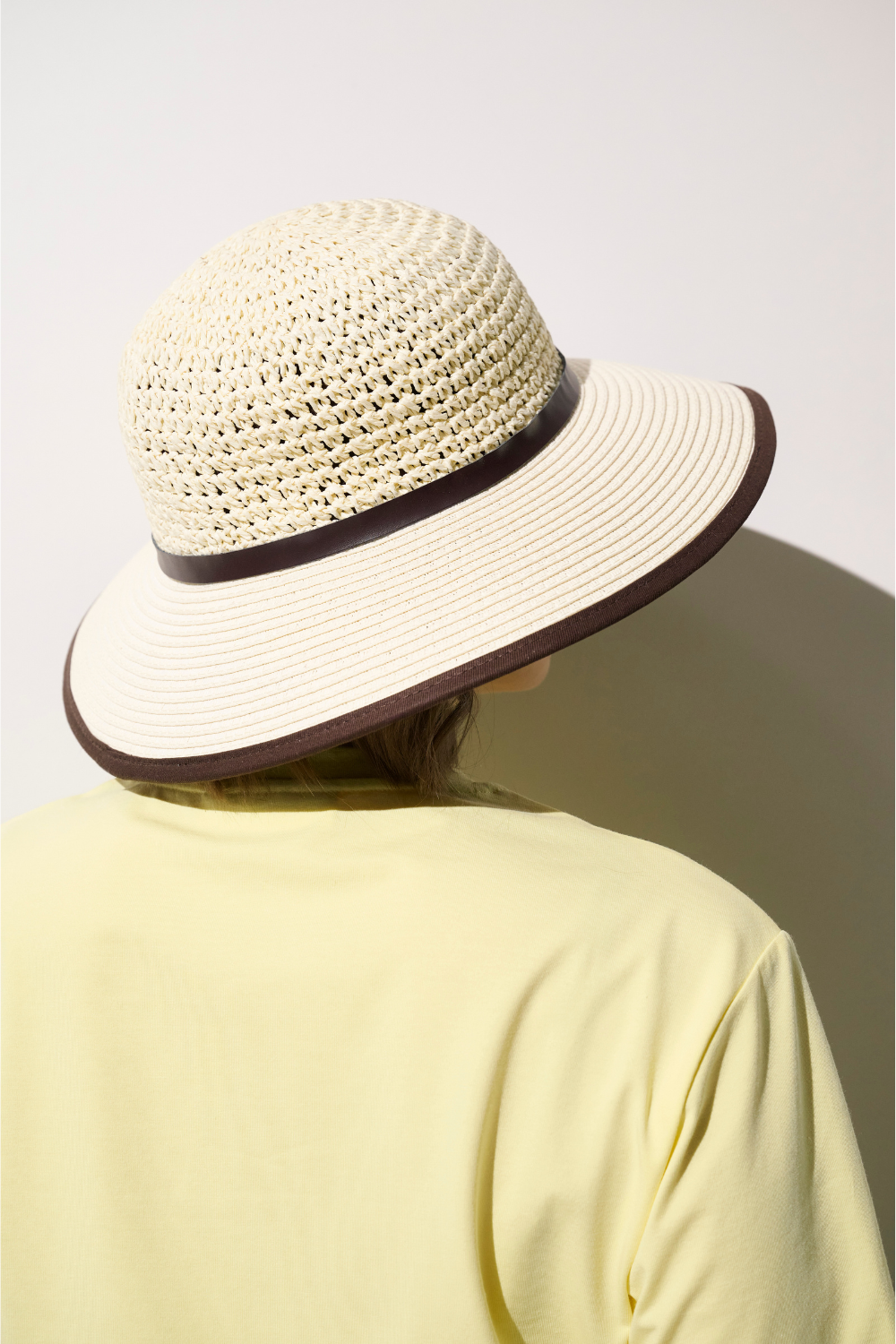 Chapeau anti-UV - Antibes beige avec large bord, parfait pour se protéger du soleil lors des activités en plein air.