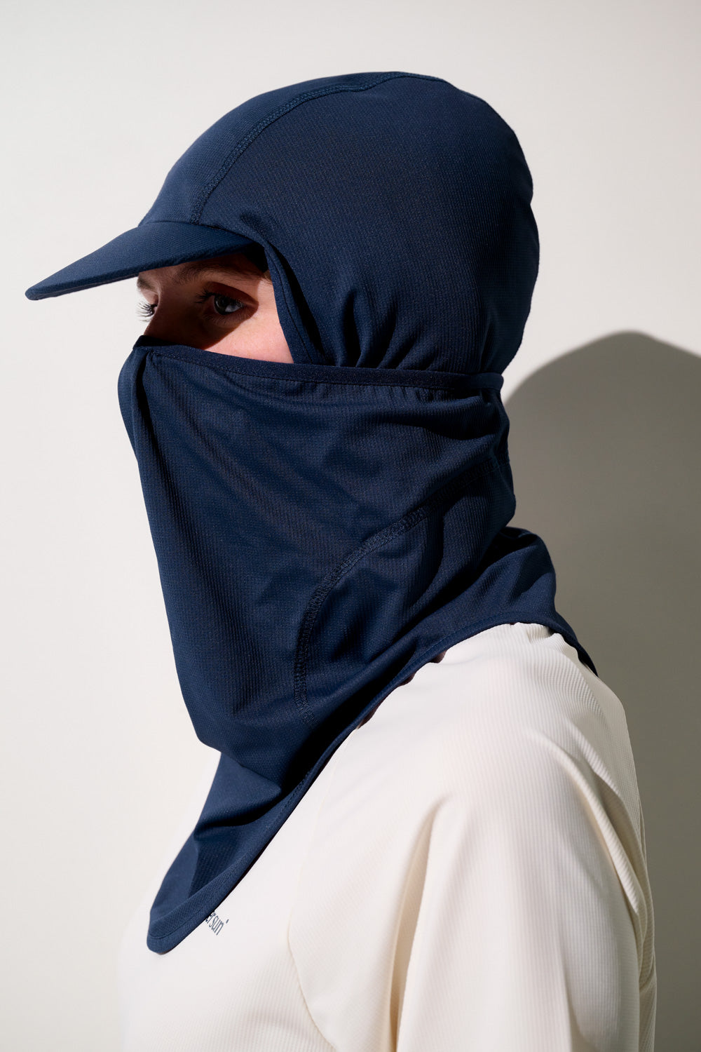 Cagoule visière anti-UV - Ventoux pour femme, couleur bleu marine, idéale pour protection solaire UPF 50+.