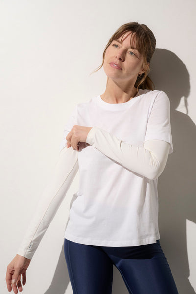 Manches anti-UV blanches avec protection UPF50+ pour femme, adaptées aux activités extérieures.