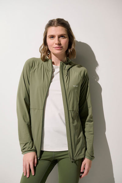 Veste anti-UV - Boston, femme en veste olive UPF 50+, idéale pour randonnées et protection solaire.