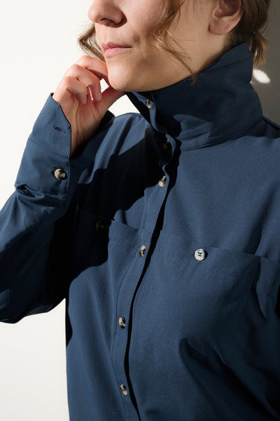 Chemise anti-UV bleue pour femme, légère et confortable, idéale pour les aventures en plein air avec protection UPF50+.