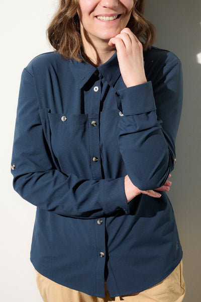 Chemise anti-UV bleu foncé UPF50+ pour femme, confortable et élégante, idéale pour les activités en extérieur.
