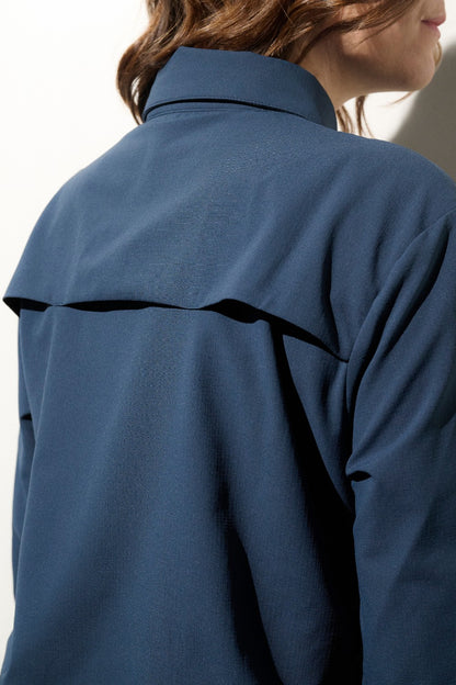Chemise anti-UV bleu marine UPF50+ pour femme, légère et élégante pour activités en plein air.