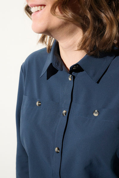 Chemise anti-UV bleu marine pour femme, légère et confortable avec boutons, idéale pour le plein air.