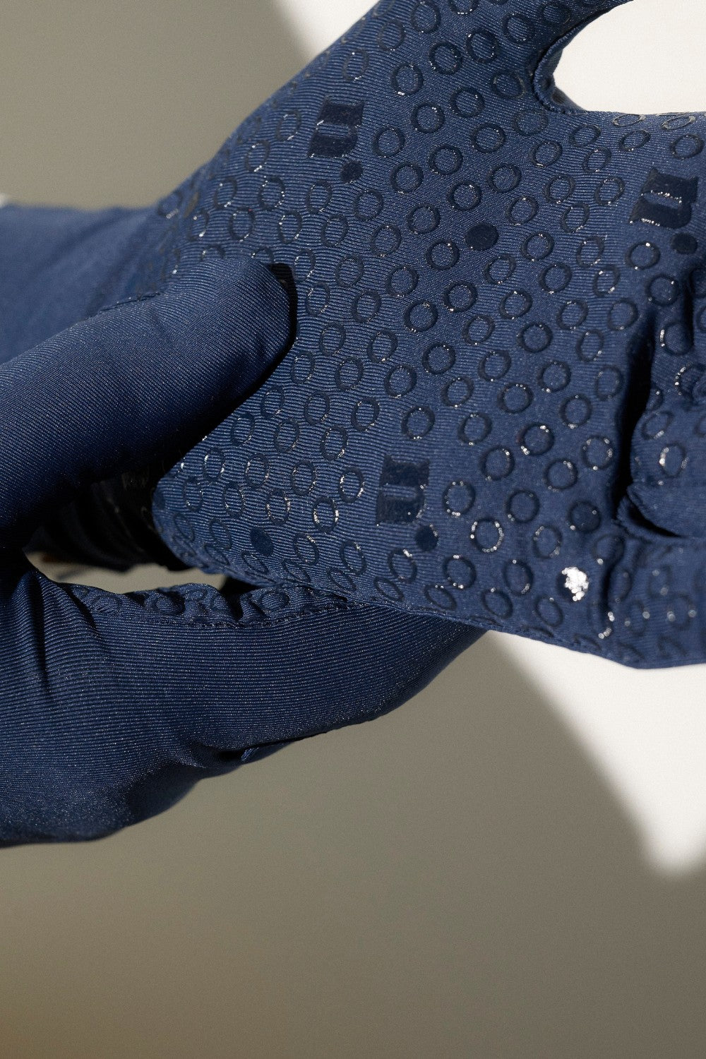 Gants anti-UV en tissu léger bleu marine, offrant protection UPF50+ pour activités nautiques.