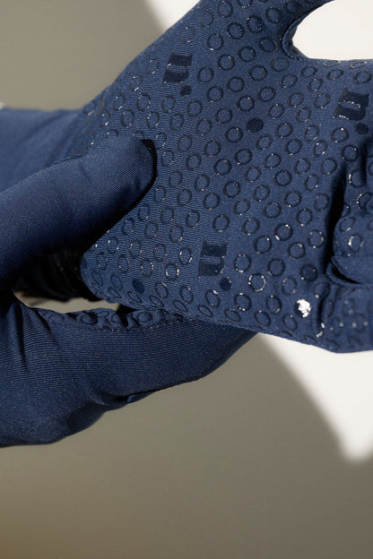 Gants anti-UV en tissu léger bleu marine, offrant protection UPF50+ pour activités nautiques.