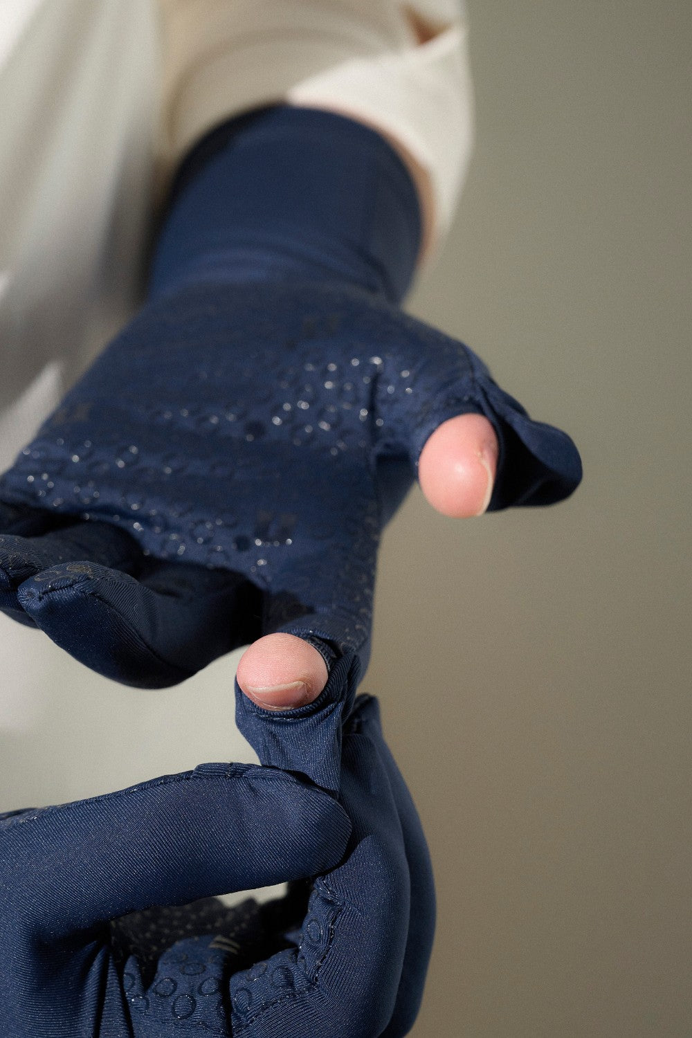 Gants anti-UV pour homme, couleur navy, offrant confort et protection UPF50+ pour activités extérieures.