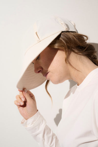 Casquette visière anti-UV blanche pour femme, légère et pliable, idéale pour une protection solaire en extérieur.