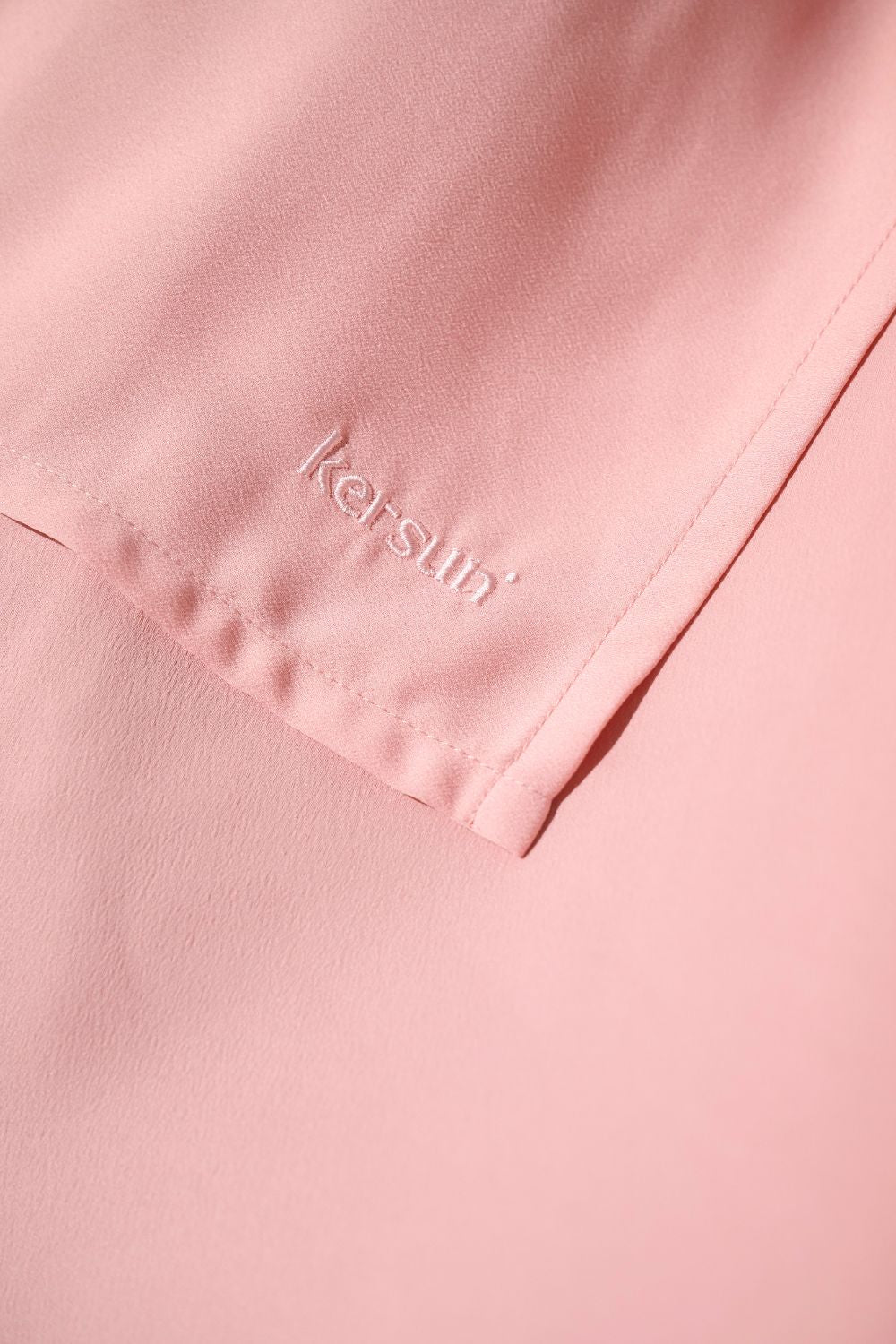 Étole anti-UV - Positano de Ker Sun, tissu léger rose, offrant une protection solaire douce et élégante.
