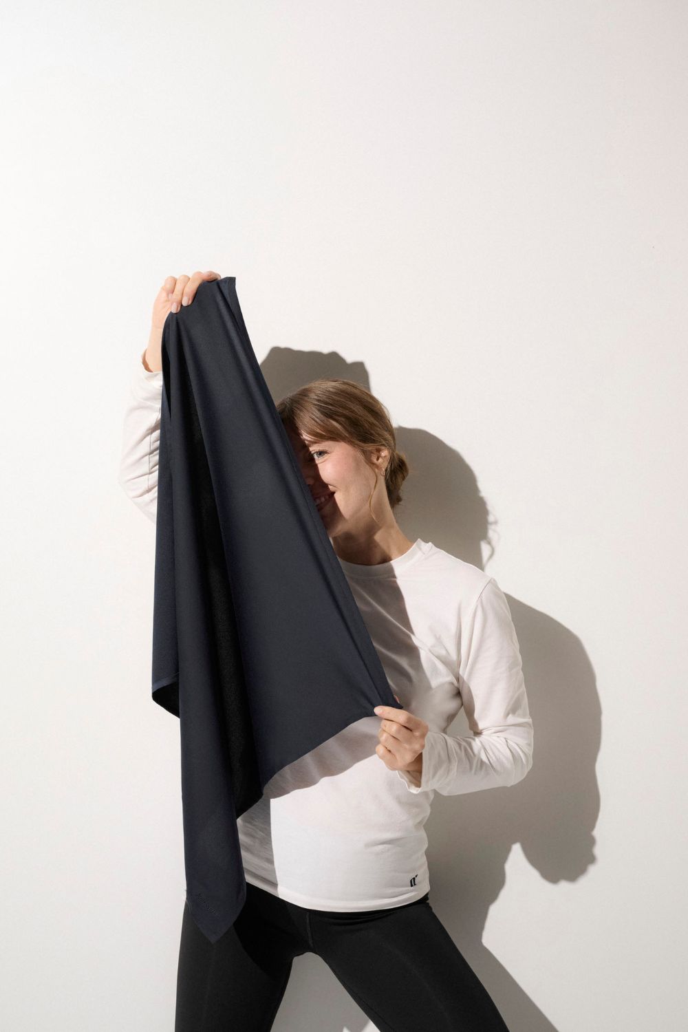 Foulard anti-UV - Positano, femme portant un foulard UPF 50+, élégance et protection solaire en toute simplicité.