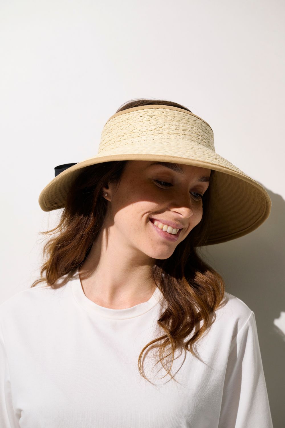 Visière anti-UV Rimini beige pour femme, légère et élégante, idéale pour une protection solaire quotidienne.