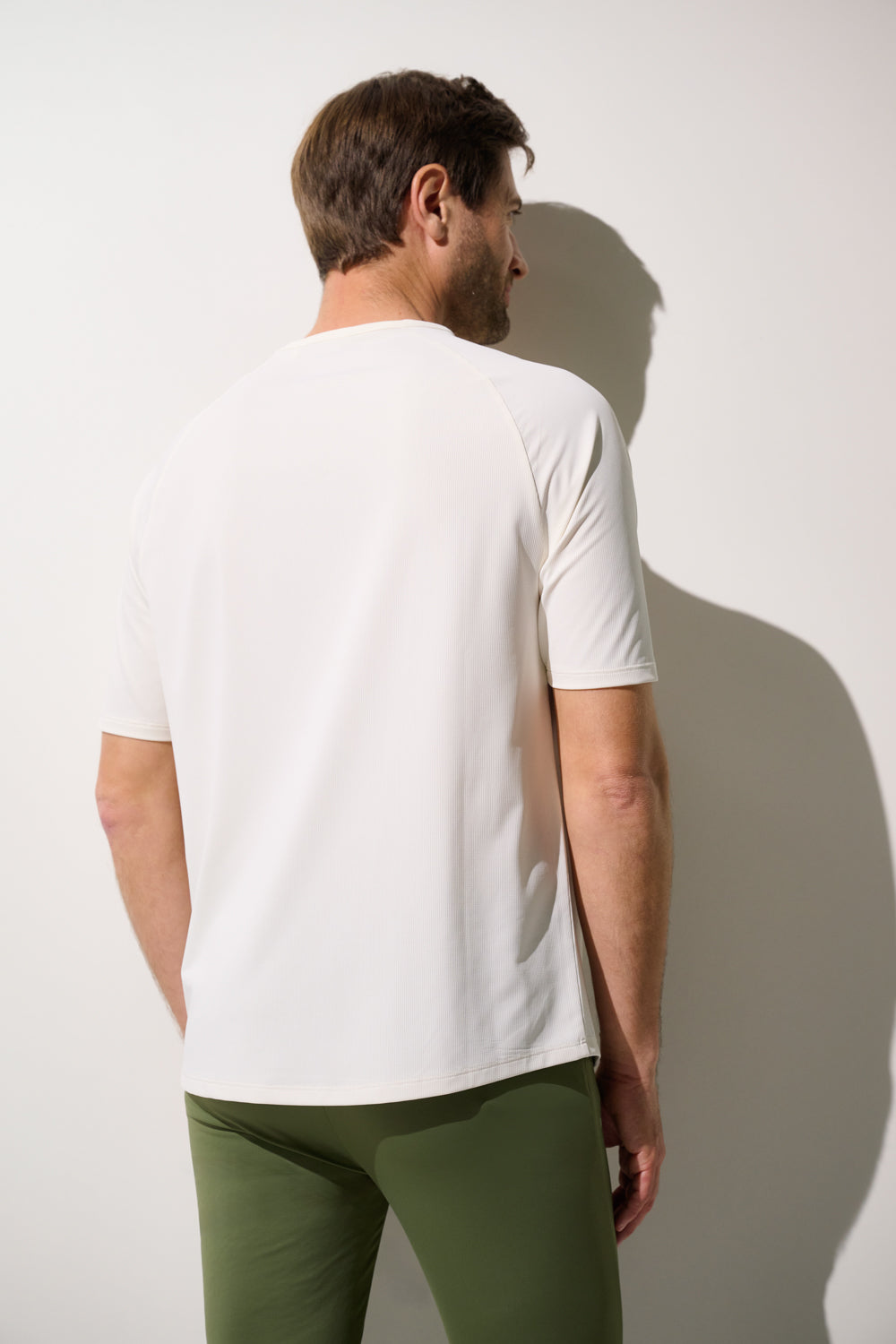 T-shirt anti-UV blanc pour homme, léger et respirant, UPF 50+ pour sport et protection solaire.