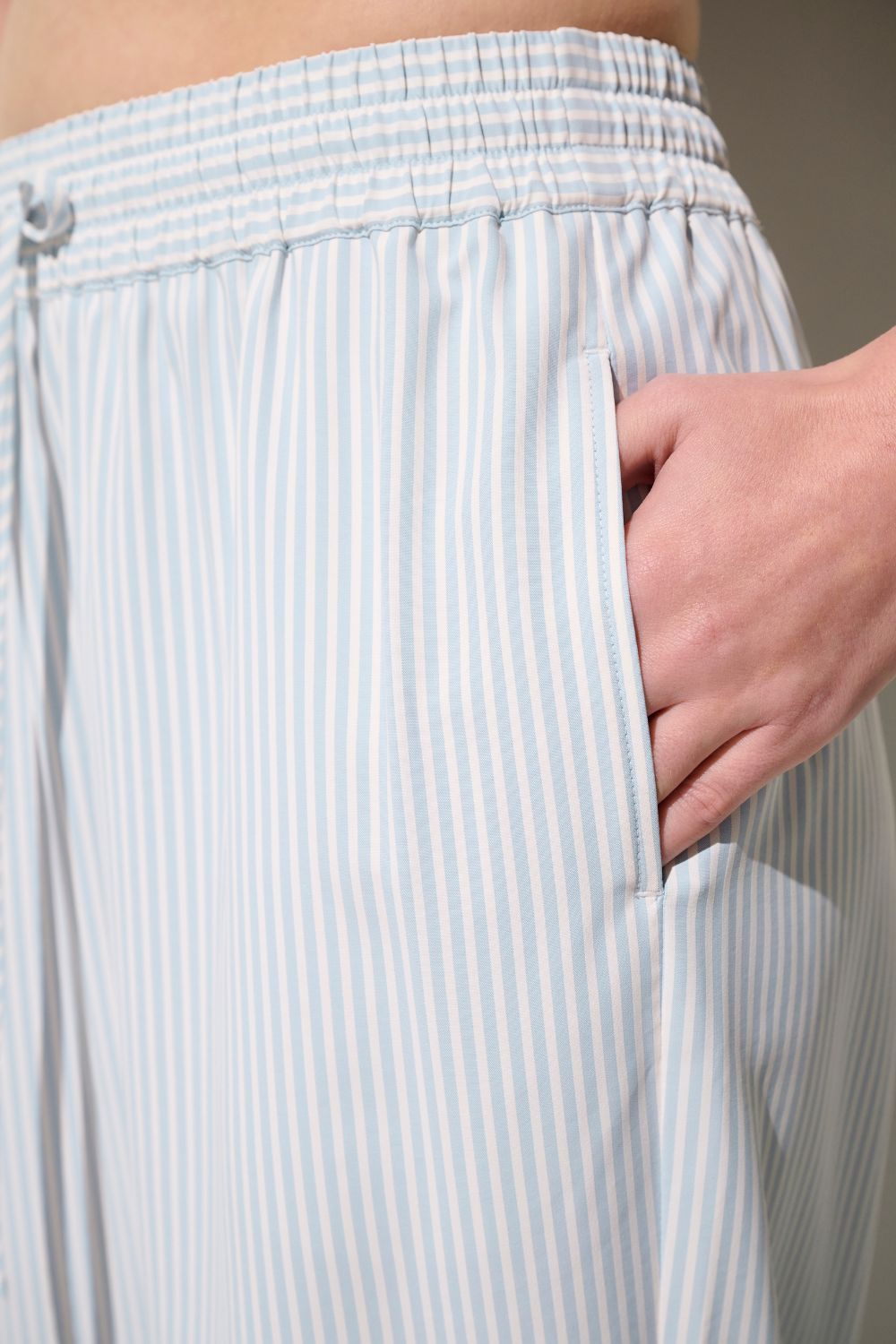 Pantalon anti-UV - Sylt, coupe fluide rayée bleue pour femme, léger et élégant, mettant en avant la poche.
