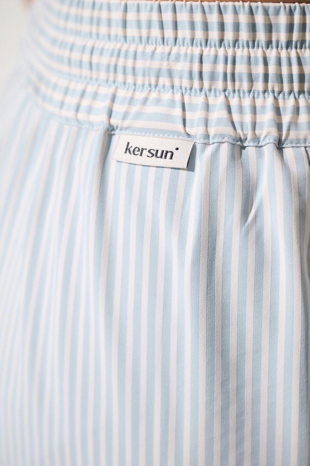 Pantalon anti-UV - Sylt, tissu léger à rayures bleu, étiquette Ker Sun pour une protection solaire élégante.