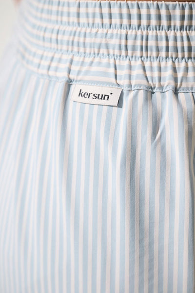 Pantalon anti-UV - Sylt, tissu léger à rayures bleu, étiquette Ker Sun pour une protection solaire élégante.