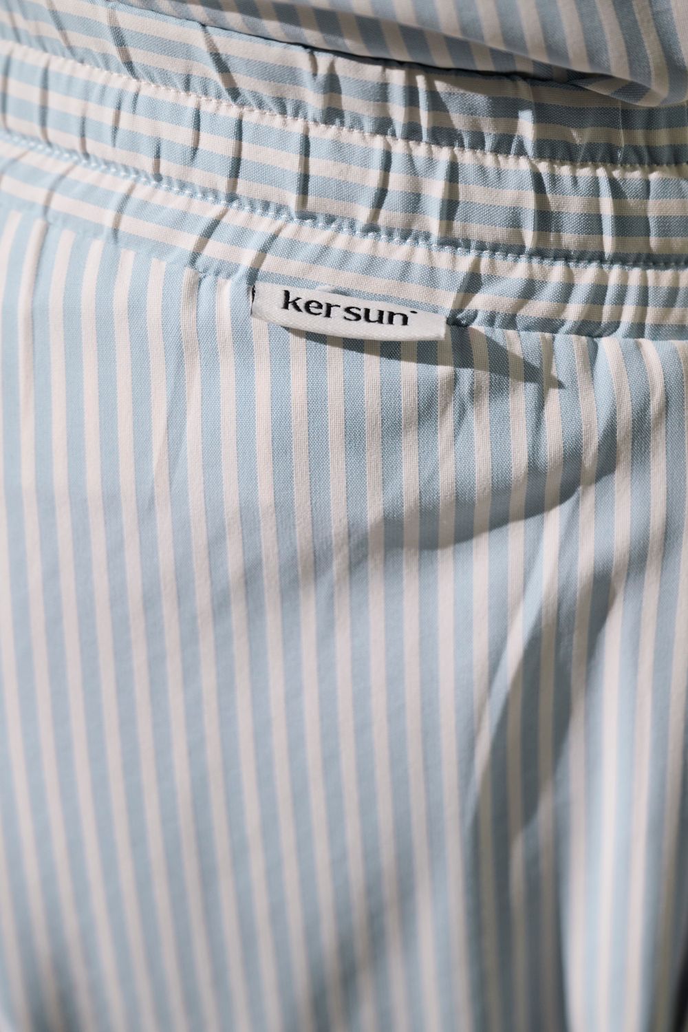 Détail d'un pantalon anti-UV - Sylt, rayures bleues, marque Ker Sun, tissu léger et respirant.