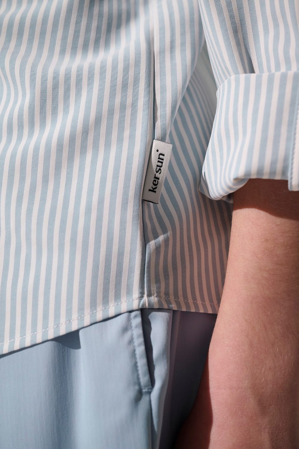 Chemise anti-UV - Sylt rayée, légère, pour enfant, avec protection UPF 50+ et étiquette Ker Sun.