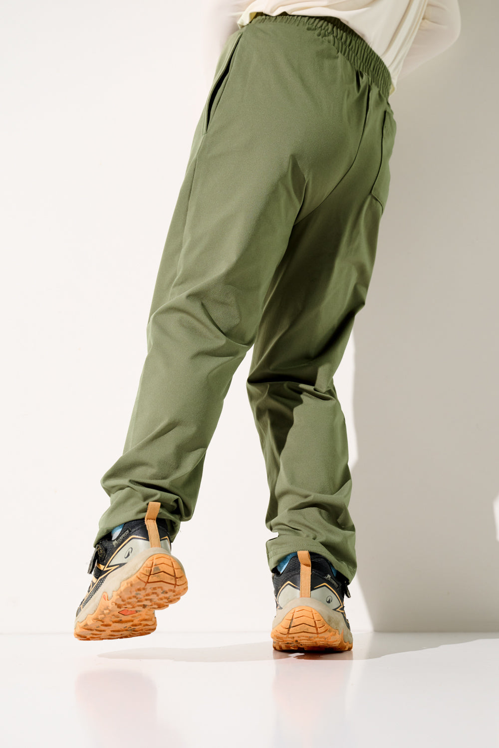 Pantalon anti-UV - Oasis vert olive, léger et confortable pour enfant, idéal pour jouer en extérieur.