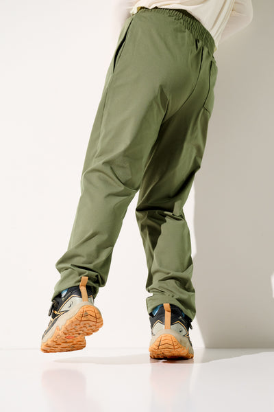Pantalon anti-UV - Oasis vert olive, léger et confortable pour enfant, idéal pour jouer en extérieur.