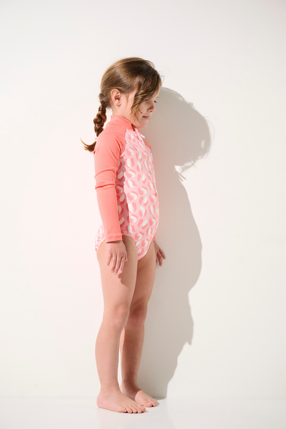Maillot de bain anti-UV manches longues - Flores pour enfant, léger et UPF 50+, parfait pour les aventures aquatiques.