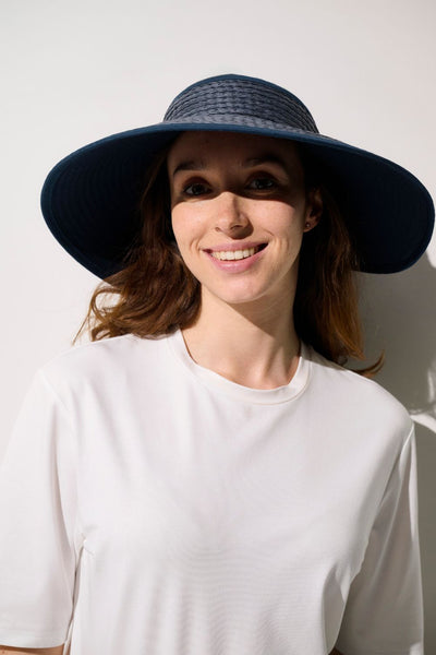 Visière anti-UV - Rimini bleu portée par une femme, idéale pour une protection solaire élégante et efficace.