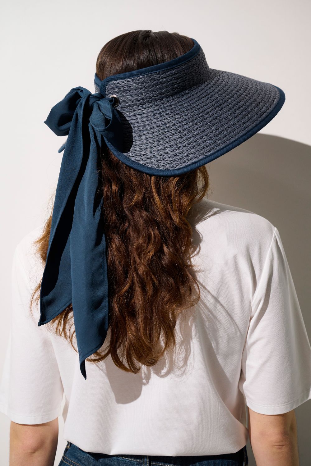 Visière anti-UV - Rimini bleu marine avec nœud, élégante et légère, parfaite pour se protéger du soleil.