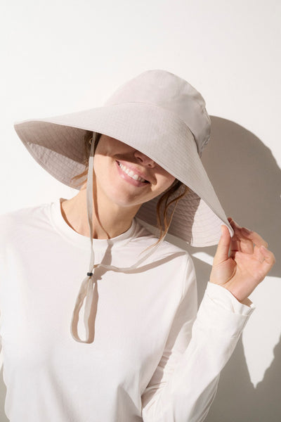 Chapeau anti-UV femme gris Royan, offrant protection solaire UPF 50+ lors d'activités extérieures