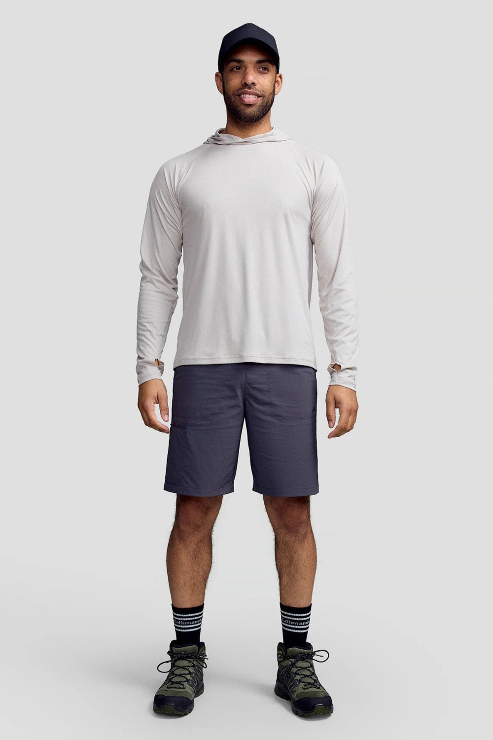 Homme en sweat-shirt anti-UV Sun Stopper UPF 50+ et shorts, idéal pour les activités en plein air.