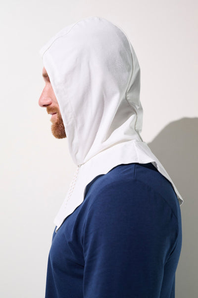 Capuche anti-UV Mojave blanche UPF 50+ portée par un homme pour une protection solaire efficace.