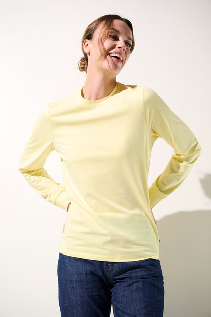 T-shirt anti-UV jaune UPF 50+ pour femme, léger et confortable, idéal pour les activités extérieures.