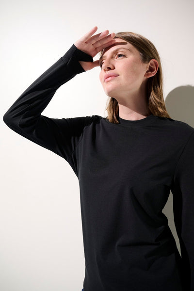 T-shirt anti-UV noir UPF 50+ pour femme, léger et confortable, idéal pour les activités extérieures.